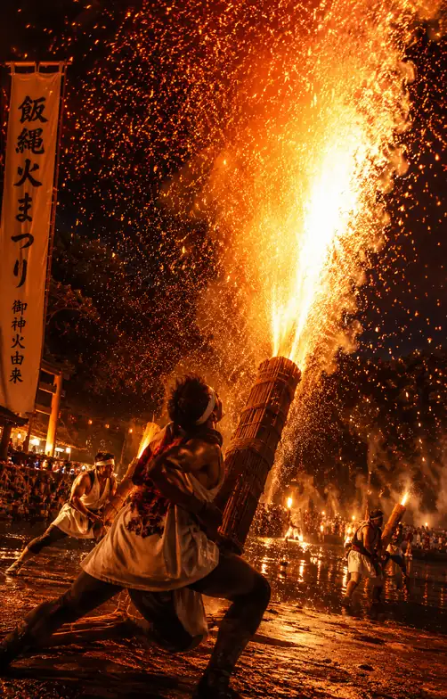 飯縄火まつりの御神火と天へ爆ぜる手筒花火の男たち