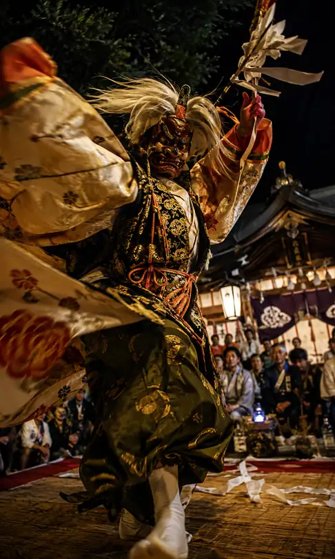 Scattering White Hair and the Demon God Standing Before the Night Shrine