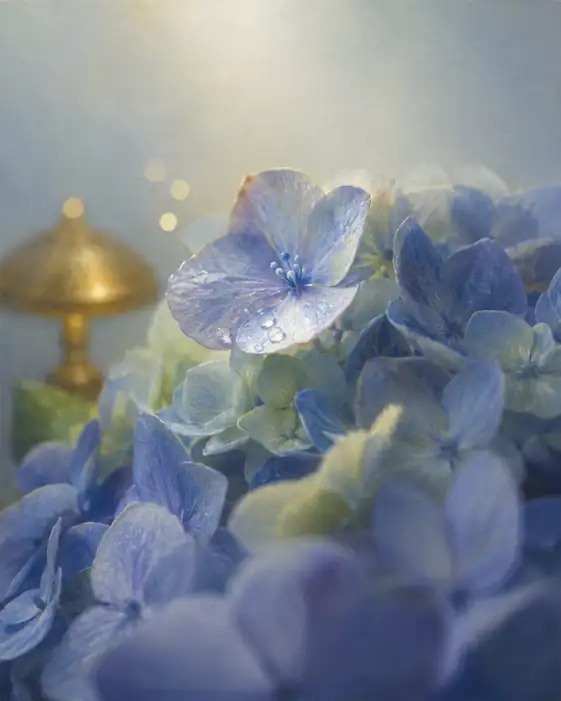 Golden Resonance in Azure Petals