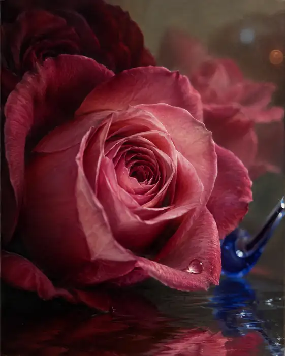 青き硝子瓶と水鏡に映る薔薇